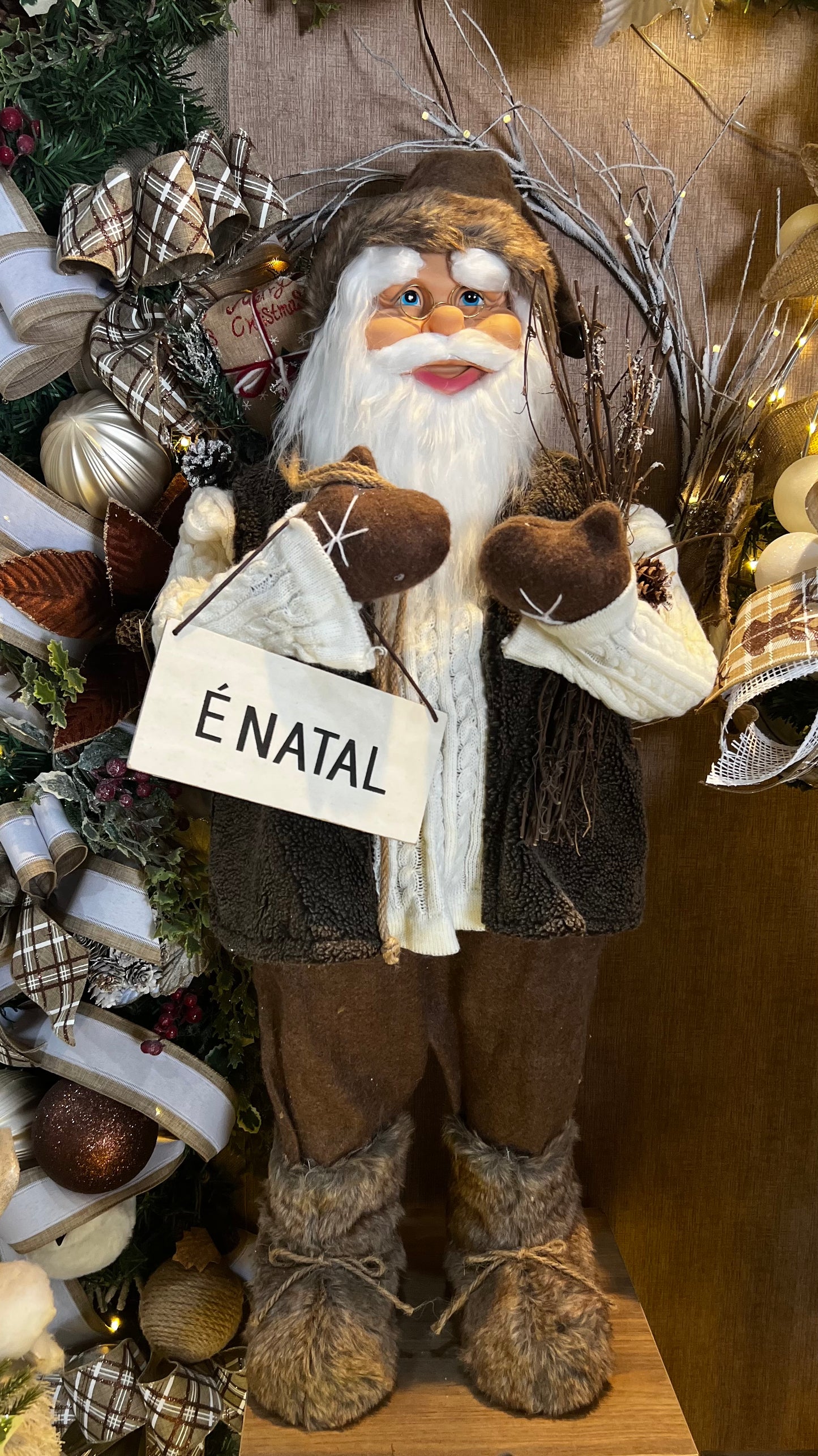 Papai Noel Rústico Com Placa É Natal - 35cm x 60cm - Casa de Paetê