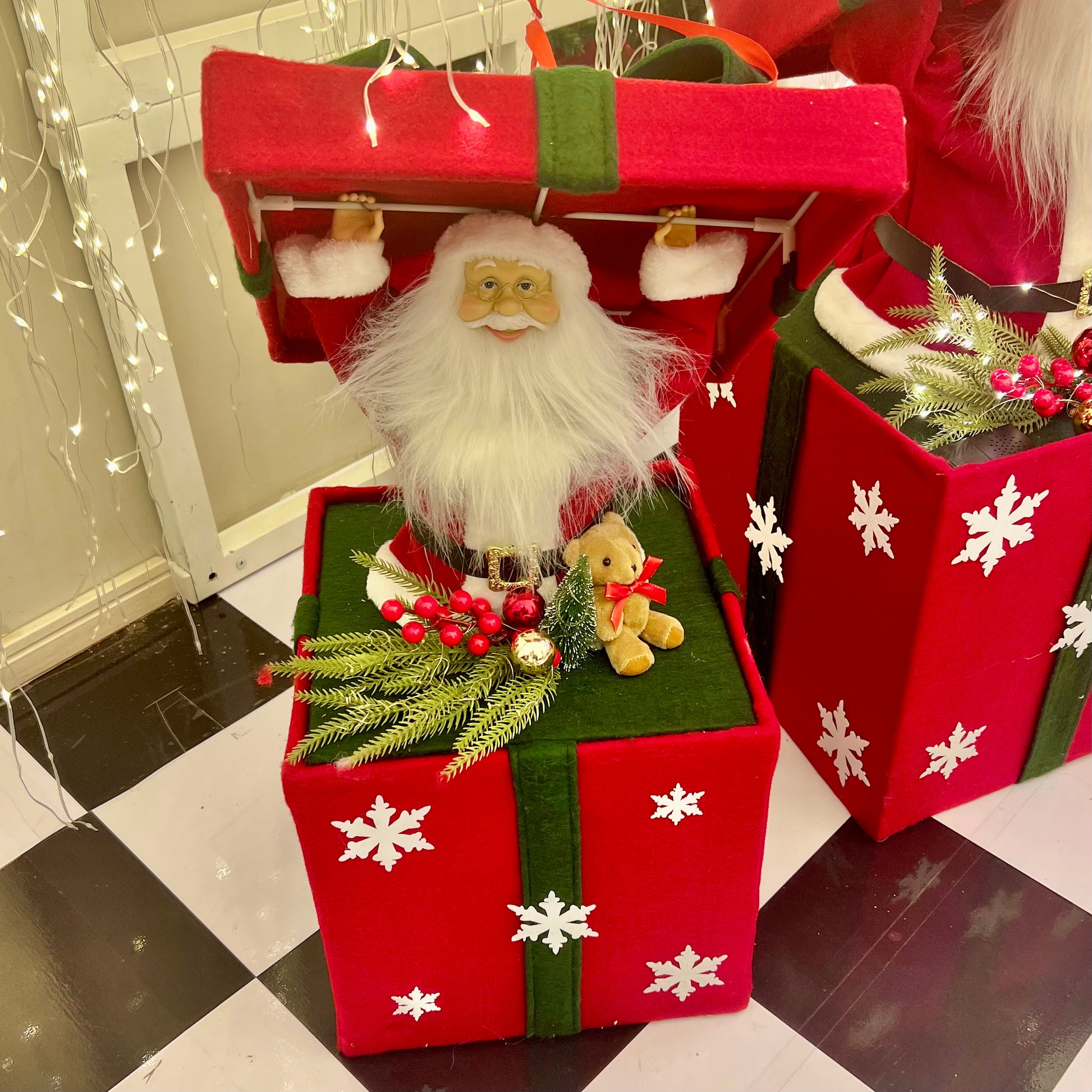 papai noel na caixa de presente com som e led casa de paete 3